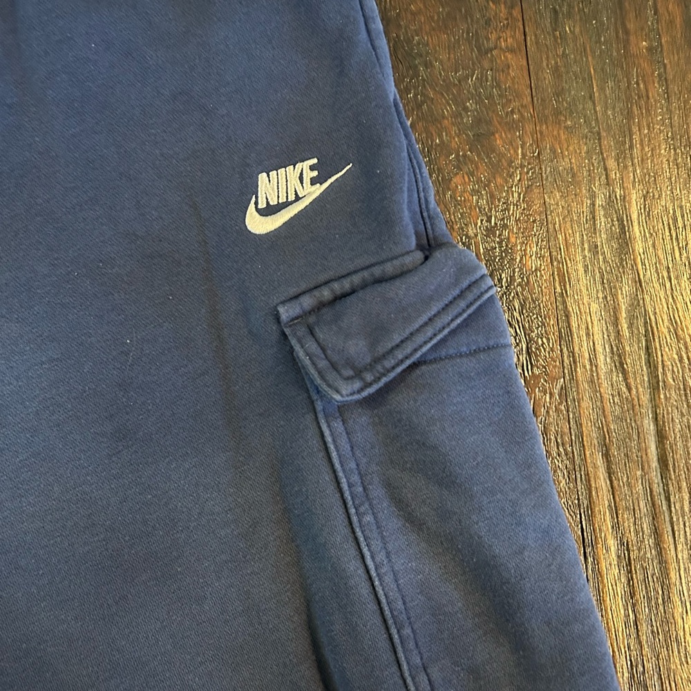 Nike Sportswear Club Men’s Navy Cargo Fleece Joggers with Side Pockets - Picture 6 of 11